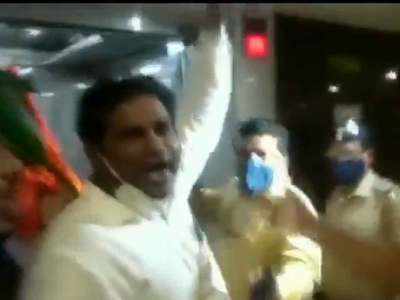 मुंबईः सोनिया-राहुल का मजाक बनाने पर फूड कंपनी के खिलाफ कांग्रेसियों ने किया विरोध प्रदर्शन, 8 गिरफ्तार 