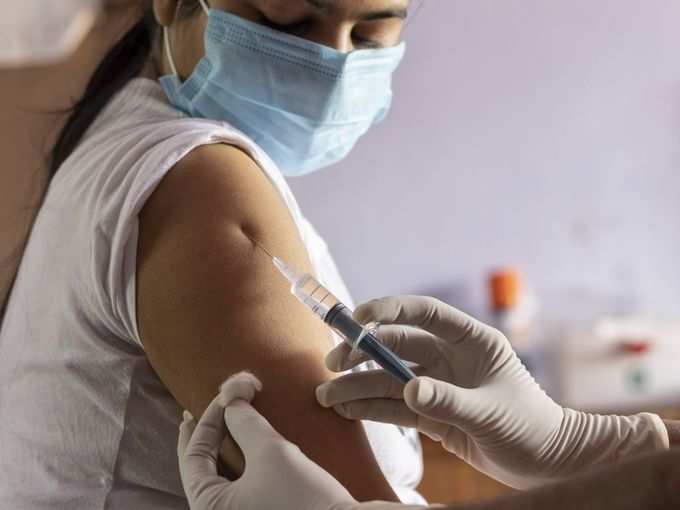 ​पोस्ट में महिलाओं को वैक्सीन लगवाने से पहले चेतावनी