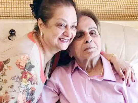 dilip kumar discharged from hospital: Dilip Kumar admitted in hospital: बॉलिवुड के वेटरन ऐक्टर दिलीप कुमार अस्पताल से घर वापस आ गए हैं। - Navbharat Times