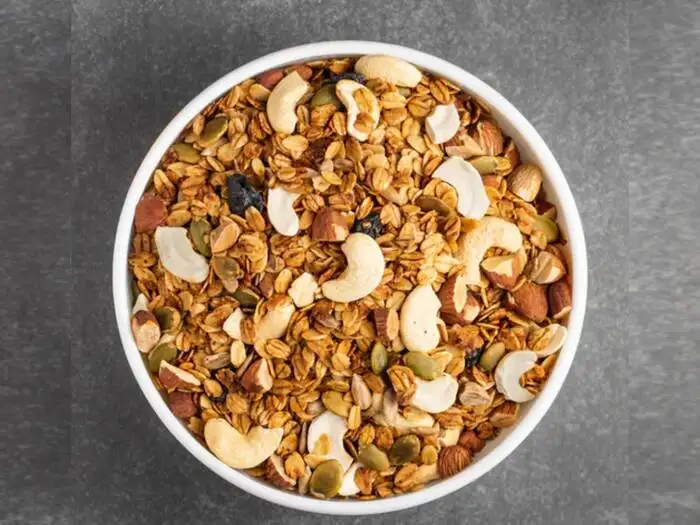 स्वस्थ स्नैक्स खाने के लिए जब आप खेल रहे हैं