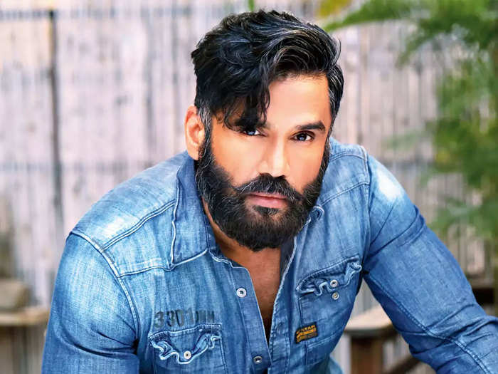 suniel shetty covid-19 bollywood: suniel shetty's anger on politicians, said - people wandering for oxygen-bed because of them - Navbharat Times