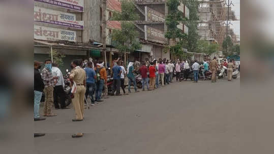 लॉकडाऊनमध्ये शटर बंद, दुकान सुरू;  प्रशासनाने 'असा' दिला दणका