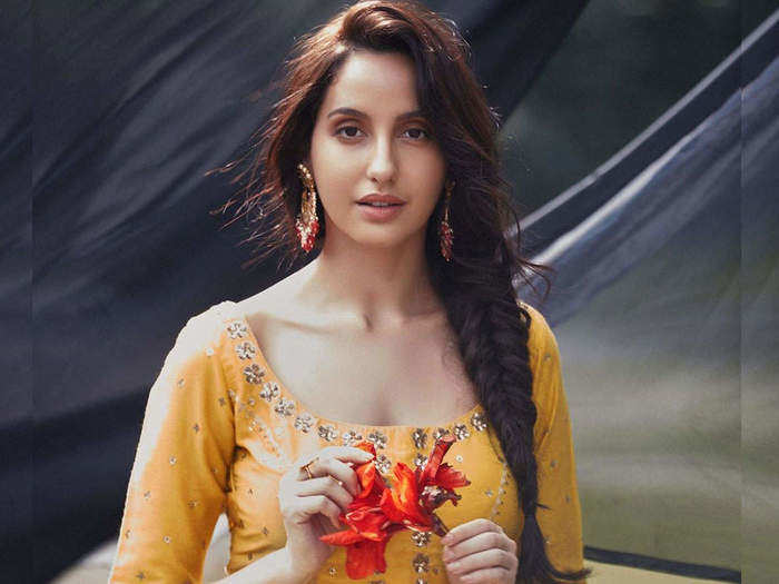 Nora Fatehi Looks Hot And Beautiful In Jj Valaya Suit प ल र ग क स ट म न र फत ह लग इतन ख बस रत ह र ब ठ ग अपन द ल Navbharat Times