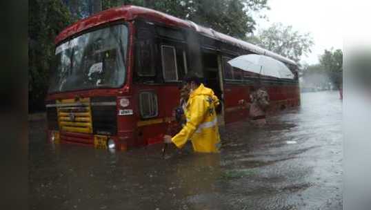 Cyclone Tauktae Live : मुंबई विमानतळावरील विमानसेवा तब्बल ११ तासांनंतर रात्री १० वाजल्यापासून पुन्हा सुरू