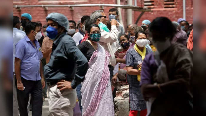 People wearing protective face masks wait to receive their second dose of COVISHIELD, a coronavirus disease (COVID-19) vaccine manufactured by Serum Institute of India, outside a vaccination centre in Kolkata, India, May 12, 2021. REUTERS/Rupak De Chowdhuri