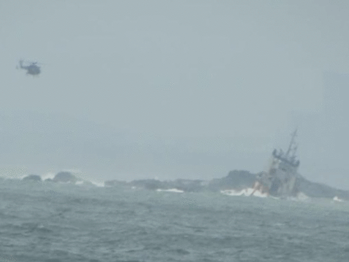 Tauktae Navy Rescue Operation: तूफान के बीच समंदर में 410 जिंदगियां फंसीं, नेवी ने लड़ा दी जान, रेस्क्यू में झोंकी ताकत