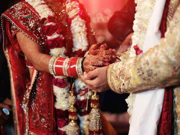 marriage ceremony in uttar pradesh: यूपी में शादियों को लेकर योगी सरकार का  बड़ा फैसला, समारोह में सिर्फ 25 लोग होंगे शामिल, आयोजक की होगी जिम्मेदारी -  new ...