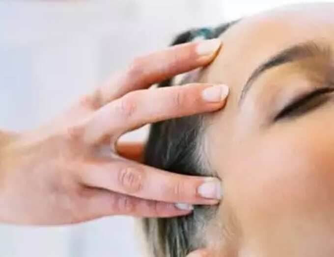 how to get rid of scalp pain: உச்சந்தலை அரிப்பு, அதீத வலி இந்த அஞ்சுல ஒரு எண்ணெய் யூஸ் பண்ணுங்க! எல்லோருமே செய்யலாம்! - best oil to cure scalp pain at home in tamil 6 samayam tamil Tamil News Spot