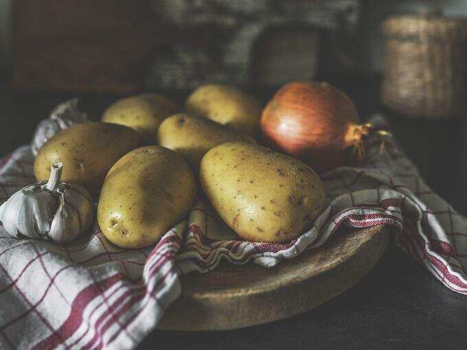 potato eating benefits: உருளைக்கிழங்கில் இப்படி பச்சை நிறமாக இருந்தால் அதை சாப்பிடாதீங்க... நச்சுத்தன்மை இருக்காம்... - you should never eat a potato that looks green like this 3 samayam tamil Tamil News Spot