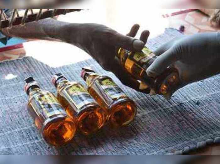 Aligarh Poisonous Liquor news: Aligarh mein fir jahrili sharab pine se mare  log: अलीगढ़ में फिर जहरीली शराब पीने से मरे लोग - Navbharat Times