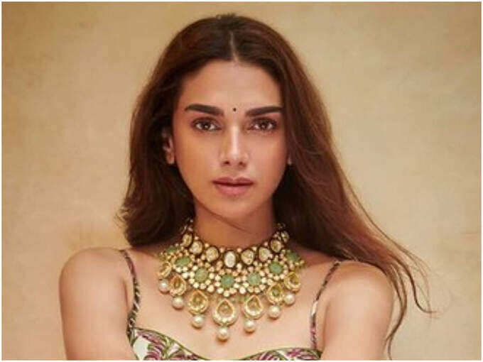 aditi rao beauty secrets: அதிதி ராவ் இன்ஸ்டா பக்கத்தில் வெளியிட்ட 5 மேக்கப் சீக்ரெட்ஸ் இதோ உங்களுக்காக... - 5 amazing makeup tips to take from aditi rao hydari’s instagram in tamil 5 samayam tamil Tamil News Spot