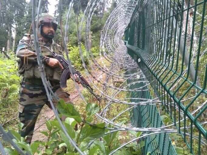 Jammu Kashmir News: Pakistani national arrested on LOC of Poonch district, inquiry continues Jammu Kashmir News: Pakistani national arrested on LOC of Poonch district, inquiry continues