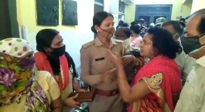 Ayodhya News: Two women clashed during vaccination in Ayodhya, fiercely beaten up Ayodhya News: Two women clashed during vaccination in Ayodhya, fiercely beaten up