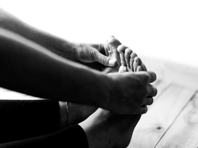 foot care for men: ஆண்களே கொஞ்சம் உங்கள் பாதத்தையும் பார்த்துக்கங்க, அழகா இருக்க இந்த 5 விஷயம் ஃபாலோ பண்ணுங்க! - healthy and beautiful foot tips for men in tamil 6 samayam tamil Tamil News Spot