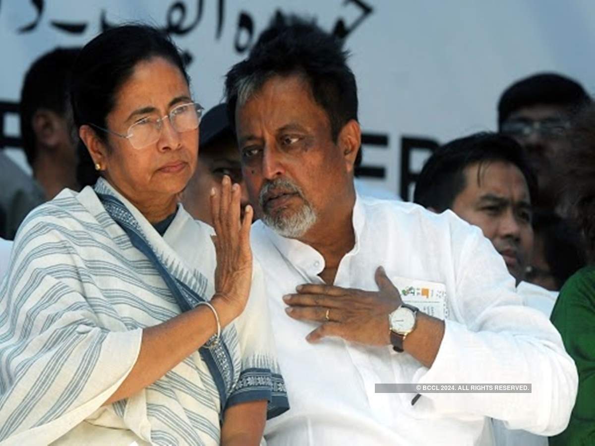 Mukul Roy: মমতার হাত ধরে তৃণমূলে প্রত্যাবর্তন মুকুলের - mukul roy and his son subhranshu roy join tmc in front of mamata banerjee | Eisamay