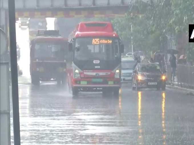 बारिश से बेहाल मुंबई