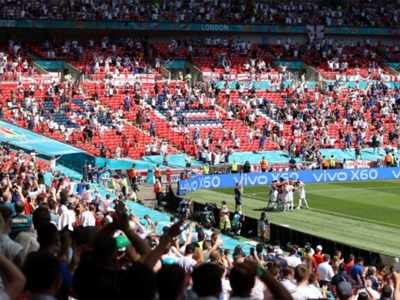 EURO CUP 2020 : इंग्लैंड और क्रोएशिया मैच के दौरान स्टैंड से गिरा फुटबॉल फैन, हालत गंभीर 