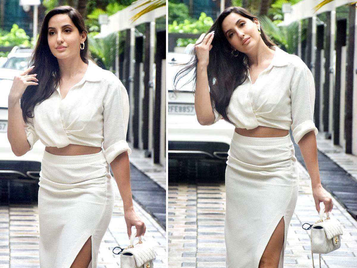 Nora Fatehi White Skirt And Crop Top स ल ट स कर ट म उलझ ब ल क स व रत द ख न र फत ह ह स न द ख क स क भ ड ल ज ए मन Navbharat Times