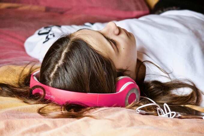 benefits of hearing music: ராத்திரி பாட்டு கேட்டுகிட்டே தூங்கக்கூடாது... ஏன்னு காரணம் தெரியுமா? தெரிஞ்சிக்கோங்க - why should never hear music at sleeping time 5 samayam tamil Tamil News Spot