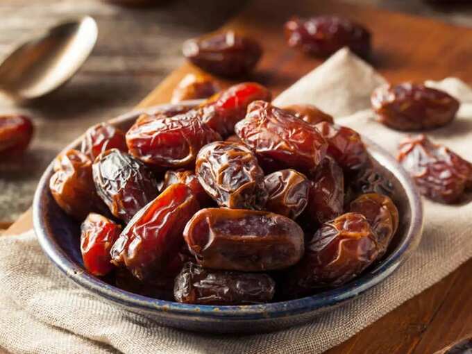 Benefits Of Eating Dates During Pregnancy And How Many Dates To Eat Per Day In Pregnancy - नवव्या महिन्यात ‘हा’ घरगुती पदार्थ खाल्ल्याने होते नॉर्मल डिलिव्हरी? ट्राय करण्यापूर्वी जाणून घ्या तज्ज्ञांचं मत | Maharashtra Times