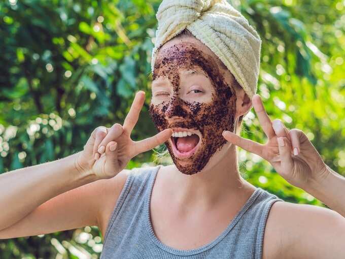 brown sugar scrub benefits in tamil: முகத்துக்கு ஸ்க்ரப் செய்யணுமா? நாட்டு சர்க்கரையை மட்டும் இதனோடு கலந்து யூஸ் பண்ணுங்க! - how to make a brown sugar scrub for glowing skin in tamil 4 samayam tamil Tamil News Spot