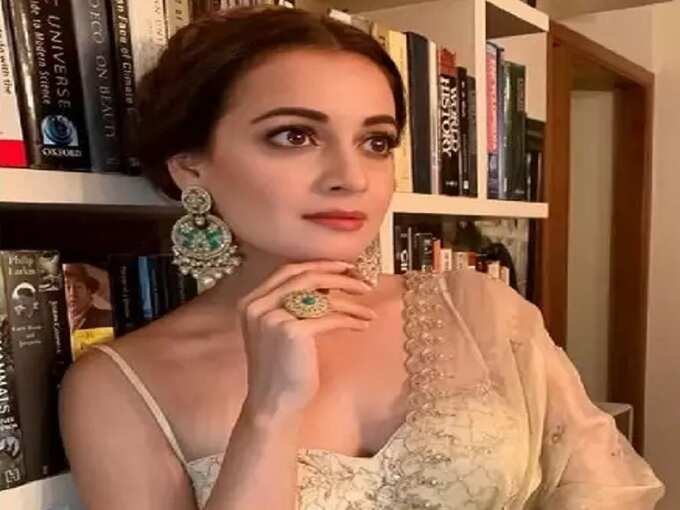 dia mirza hot and bold look: बोल्ड अन् आकर्षक लेहंग्यामध्ये दिसली दिया मिर्झा, अभिनेत्रीची मादक अदा व हॉटनेस पाहून सारेच झाले हैराण - dia mirza looks hot and glamorous in a lehenga designed by fashion designer anita dongre