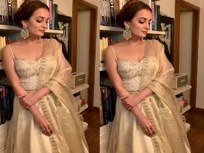 dia mirza hot and bold look: बोल्ड अन् आकर्षक लेहंग्यामध्ये दिसली दिया मिर्झा, अभिनेत्रीची मादक अदा व हॉटनेस पाहून सारेच झाले हैराण - dia mirza looks hot and glamorous in a lehenga designed by fashion designer anita dongre