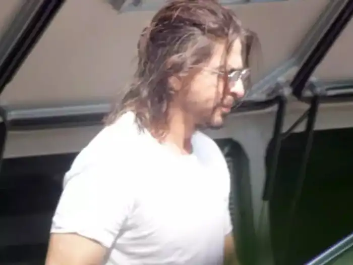 Shah Rukh Khan resumes Pathan shooting: Shah Rukh Khan resumes 'Pathan'  shooting in Mumbai His Luxury Car Spotted at YRF Studios- शाहरुख खान ने  शुरू की 'Pathan' की शूटिंग, स्‍टूडियो के बाहर