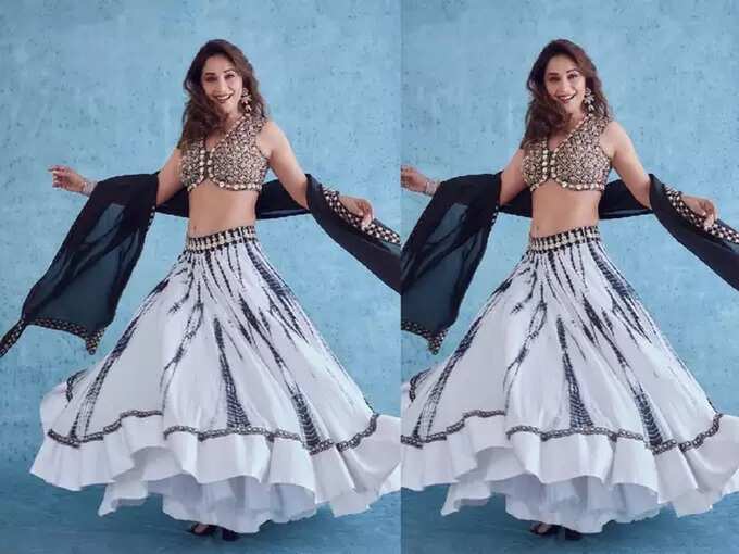 Madhuri Dixit Hot and Bold Lehenga Look: माधुरी दीक्षितने परिधान केला बोल्ड डिझाइनर ब्लाउज, तिच्यासमोर करीना कपूरचा हॉट लुकही दिसेल फिका - actress madhuri dixit stunning look in black white colour tie and dye lehenga with embroidered jacket blouse