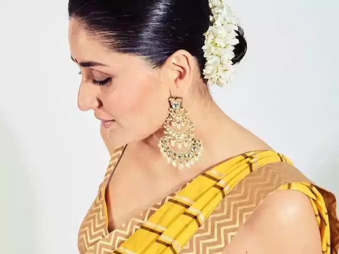kareena kapoor bold and hot saree looks: करीना कपूरनं भावाच्या वरातीसाठी निवडला हॉट व बोल्ड साडी लुक, लोकांची नजर तिच्यावरच राहिली खिळून - kareena kapoor khan stunning look in yellow saree with golden blouse by nikasha