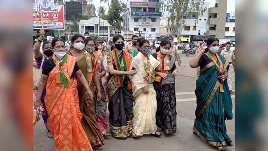 जळगावात खासदार रक्षा खडसे उतरल्या रस्त्यावर; राष्ट्रीय महामार्ग रोखला