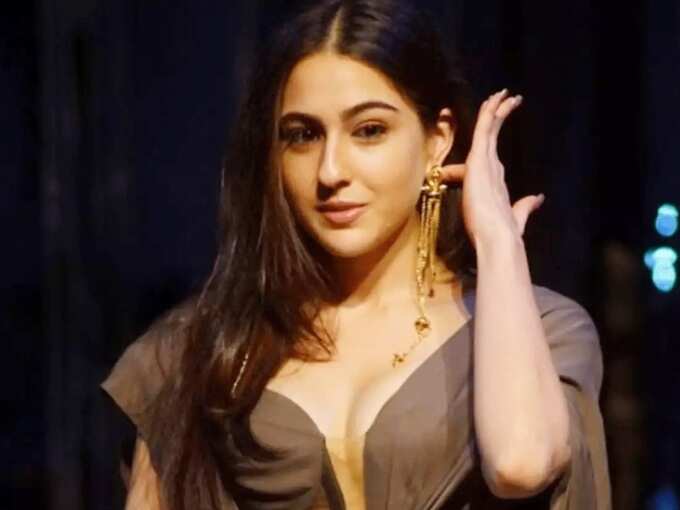 Sara Ali Khan Share Her Beauty Secrets And Get Skin Care Tips From Amruta Singh And Sharmila Tagore - सारा अली खान म्हणते मेकअप न करताही दिसाल सुंदर! ग्लॅमरस दिसण्यासाठी अभिनेत्रीने लढवली ‘ही’ शक्कल | Maharashtra Times