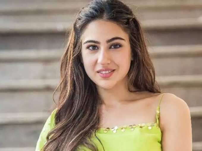 Sara Ali Khan Share Her Beauty Secrets And Get Skin Care Tips From Amruta Singh And Sharmila Tagore - सारा अली खान म्हणते मेकअप न करताही दिसाल सुंदर! ग्लॅमरस दिसण्यासाठी अभिनेत्रीने लढवली ‘ही’ शक्कल | Maharashtra Times