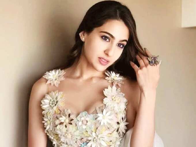 Sara Ali Khan Share Her Beauty Secrets And Get Skin Care Tips From Amruta Singh And Sharmila Tagore - सारा अली खान म्हणते मेकअप न करताही दिसाल सुंदर! ग्लॅमरस दिसण्यासाठी अभिनेत्रीने लढवली ‘ही’ शक्कल | Maharashtra Times