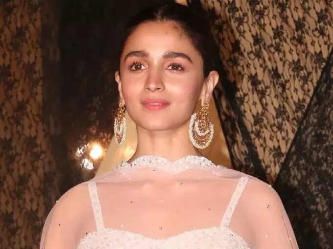 Alia Bhatt Wore Ivory Colour Lehenga Designed By House Of Chikankari For Sakshi Bhatt Wedding Reception - आलिया भटने बहिणीच्या लग्नात घातला बोल्ड डिझाइनर ब्लाउज, सर्वजण तिलाच पाहत होते एकटक | Maharashtra Times