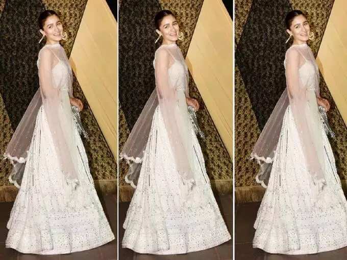 Alia Bhatt Wore Ivory Colour Lehenga Designed By House Of Chikankari For Sakshi Bhatt Wedding Reception - आलिया भटने बहिणीच्या लग्नात घातला बोल्ड डिझाइनर ब्लाउज, सर्वजण तिलाच पाहत होते एकटक | Maharashtra Times