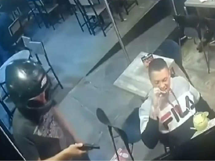 Man eats his chicken wings despite being robbed at gunpoint