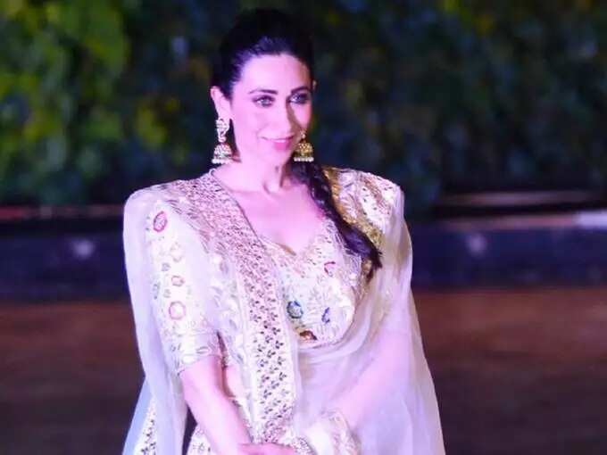 karisma kapoor glamorous lehenga looks: सोनम कपूरच्या मेंदी सोहळ्यात करिश्माने घातला होता सुंदर लेहंगा, मोहक सौंदर्य पाहून चाहते झाले घायाळ