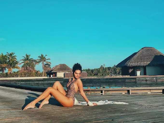 bollywood celebs bold and hot bikini looks: अॅनिमल प्रिंट बिकिनीमधील बॉलिवूड अभिनेत्रींचा हॉट व बोल्ड लुक, फोटो पाहून चाहते झाले फिदा