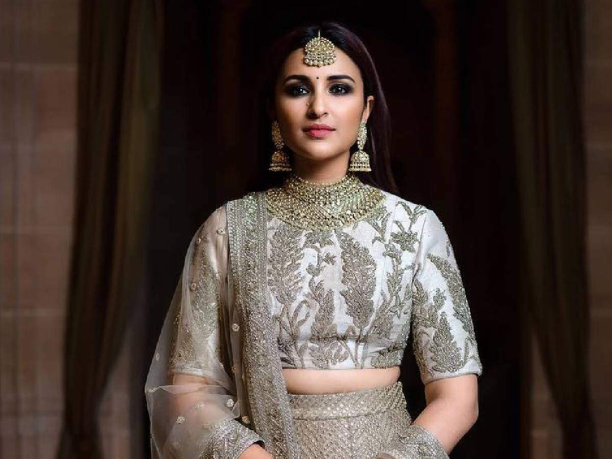 Parineeti Chopra Priyanka Chopra Wedding Look श द क फ क शन थ प र य क च पड क ल क न पर ण त क ह ट अवत र क त ड त रह व द श जनत Navbharat Times
