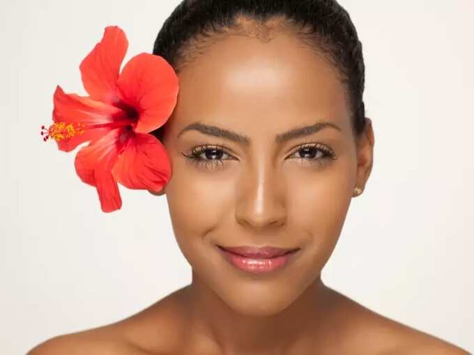 hibiscus face pack benefits in tamil: முகம் சீக்கிரமே இளஞ்சிவப்பு நிறமா மாறணுமா ? இந்த ஒரு ஃபேஸ் பேக் போதும் , சீக்கிரம் ட்ரை பண்ணுங்க! 4 samayam tamil Tamil News Spot