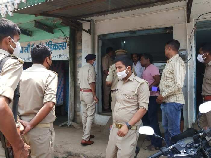 Sonbhadra News: सोनभद्र में इंडियन बैंक से दिनदहाड़े 1.17 लाख की लूट, तमंचा सटाकर वारदात को दिया अंजाम