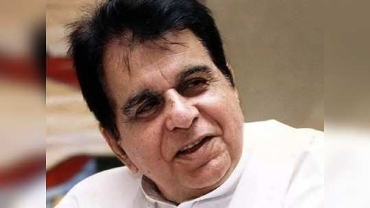 Dilip Kumar - दिलीप कुमारांवर अंत्यसंस्कार, पाणावलेल्या डोळ्यांनी सायरा बानो यांनी दिला अखेरचा निरोप