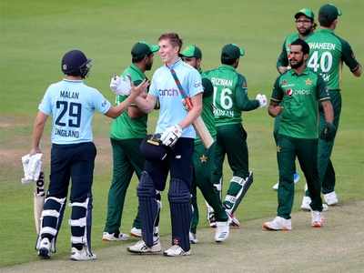 पाकिस्तान को हारते नहीं देख पाए हफीज, नौसिखिया इंग्लिश टीम ने बुरी तरह धोया 