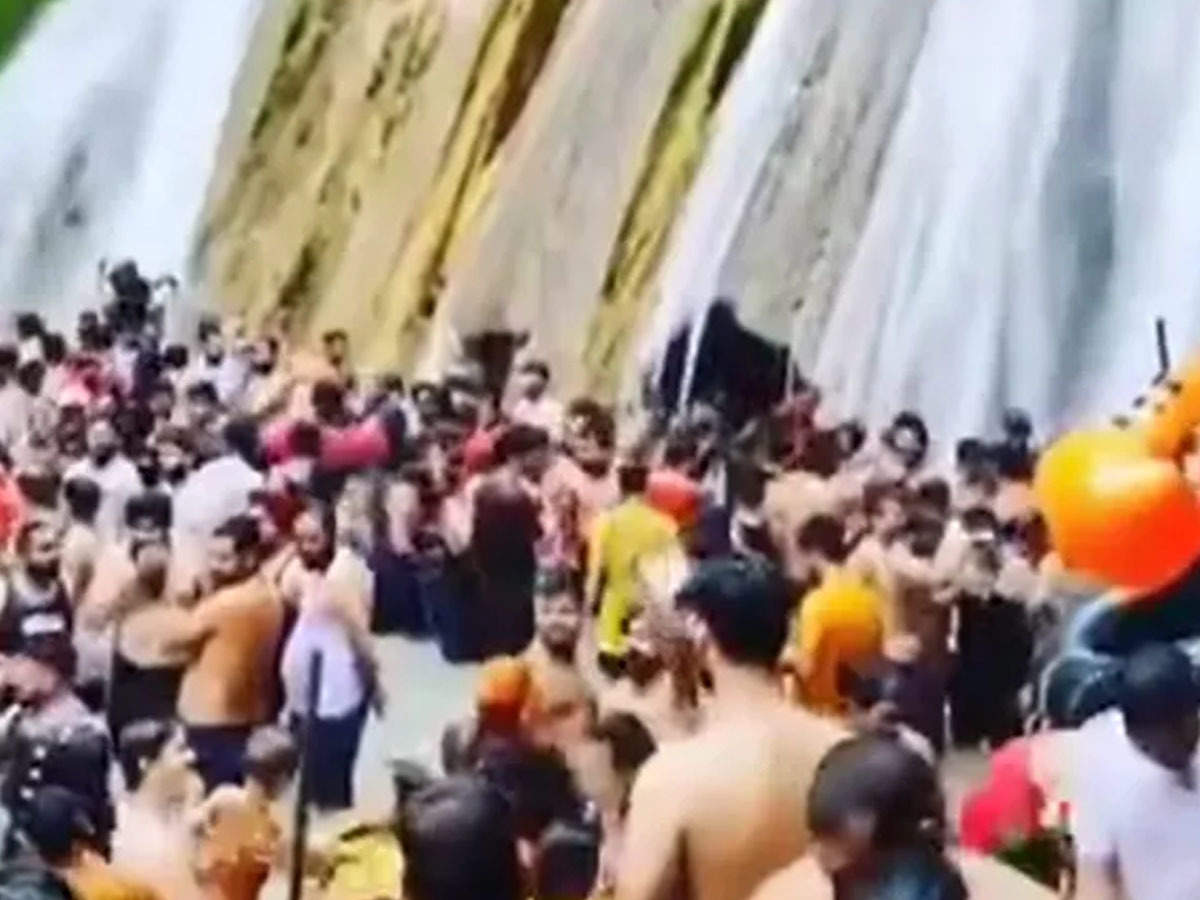 Kampty Falls Mussoorie नह म न ल ग त मस र म बढ सख त क म पट फ ल पर अब अध कतम 50 ल ग क ज न क इज जत Restrictions Imposed In Mussoorie After Tourists Violated Corona