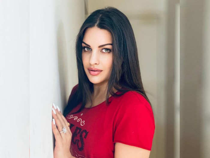 Himanshi Khurana: Himanshi Khurana Fitting Reply To Users Who Asked About  Keeping A Transgender Artist - &#39;ट्रांसजेंडर को साथ क्‍यों रखती हो?&#39;, सवाल  पर भड़की हिमांशी खुराना ने ट्रोलर को ...