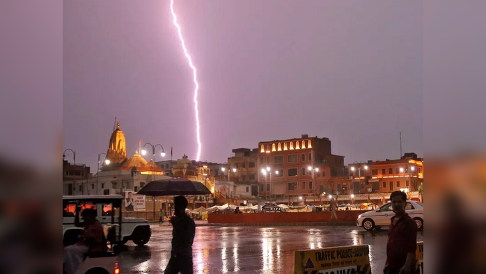 अंगावर वीज कोसळून ६७ जणांचा मृत्यू, अनेक बालकांचाही समावेश