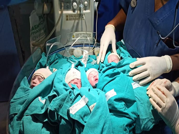 महिला ने एक साथ 4 बच्चोंं को जन्म दिया (फोटो साभार-ट्विटर)