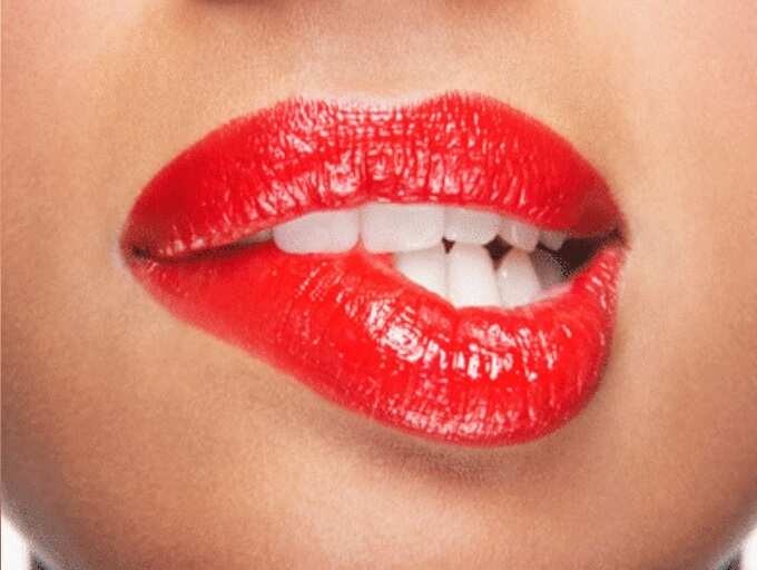 dark lips reasons in tamil: Dark Lips: ரோஸி லிப்ஸ் வளர வளர ஏன் கருப்பா மாறிடுது. இந்த 5 விஷயந்தான் காரணம், இனியும் செய்யாதீங்க! 7 samayam tamil Tamil News Spot