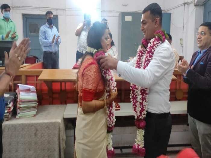 army major did marriage in 500 rupees : city magistrate shivangi joshi and major aniket chaturvedi got married for rs 500 in dhar court at madhya pradesh army major did marriage in 500 rupees : city magistrate shivangi joshi and major aniket chaturvedi got married for rs 500 in dhar court at madhya pradesh